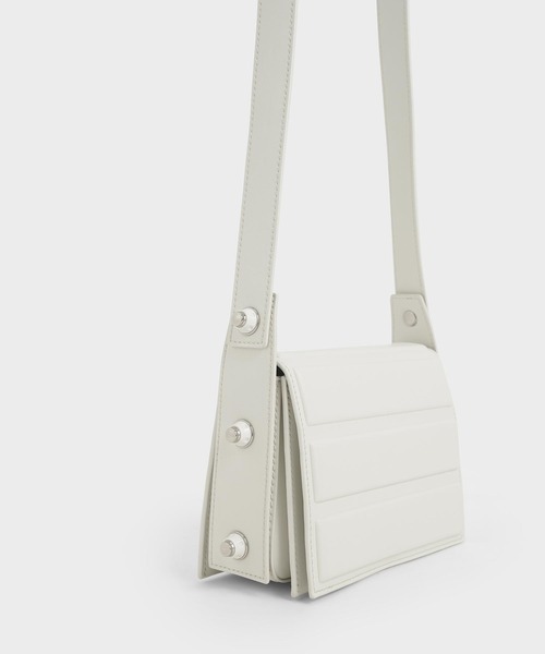 CHARLES & KEITH(チャールズ & キース)の「アイレットエンベリッシュド トップハンドルバッグ / Eyelet-Embellished Top Handle Bag(ハンドバッグ・レディース・ホワイト/ブラック/レッド/ダークブルー・S)」の5枚目の写真