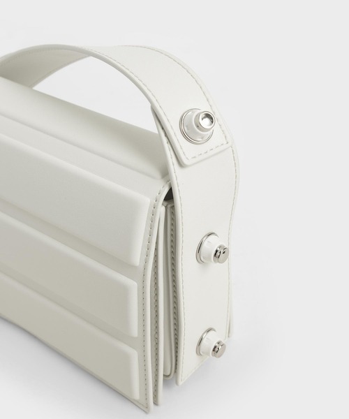 CHARLES & KEITH(チャールズ & キース)の「アイレットエンベリッシュド トップハンドルバッグ / Eyelet-Embellished Top Handle Bag(ハンドバッグ・レディース・ホワイト/ブラック/レッド/ダークブルー・S)」の6枚目の写真
