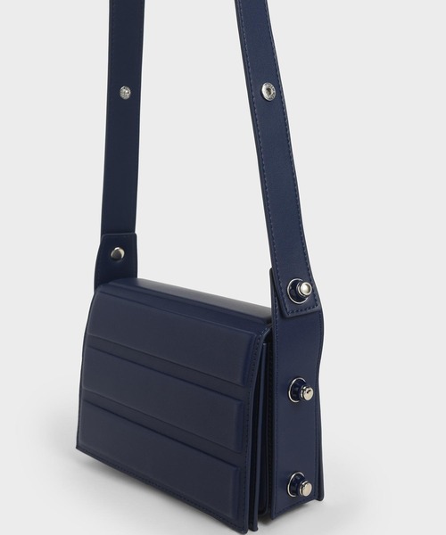 CHARLES & KEITH(チャールズ & キース)の「アイレットエンベリッシュド トップハンドルバッグ / Eyelet-Embellished Top Handle Bag(ハンドバッグ・レディース・ホワイト/ブラック/レッド/ダークブルー・S)」の12枚目の写真