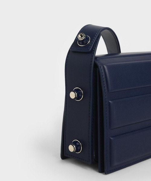 CHARLES & KEITH(チャールズ & キース)の「アイレットエンベリッシュド トップハンドルバッグ / Eyelet-Embellished Top Handle Bag(ハンドバッグ・レディース・ホワイト/ブラック/レッド/ダークブルー・S)」の13枚目の写真