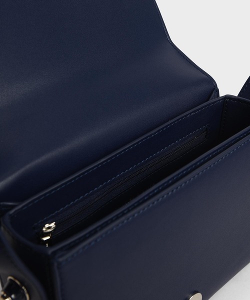 CHARLES & KEITH(チャールズ & キース)の「アイレットエンベリッシュド トップハンドルバッグ / Eyelet-Embellished Top Handle Bag(ハンドバッグ・レディース・ホワイト/ブラック/レッド/ダークブルー・S)」の14枚目の写真