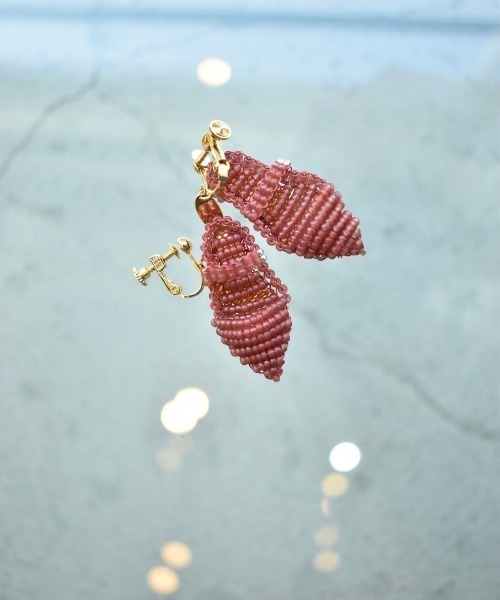 THEATRE PRODUCTS(シアタープロダクツ)の「ビーズストラップサンダルイヤリング(イヤリング・レディース・ホワイト/ブルー/ピンク/バーガンディー・FREE)」の4枚目の写真