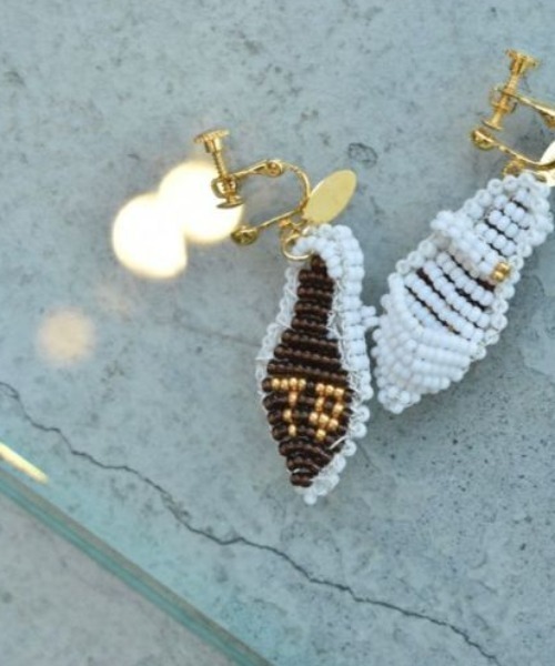 THEATRE PRODUCTS(シアタープロダクツ)の「ビーズストラップサンダルイヤリング(イヤリング・レディース・ホワイト/ブルー/ピンク/バーガンディー・FREE)」の2枚目の写真