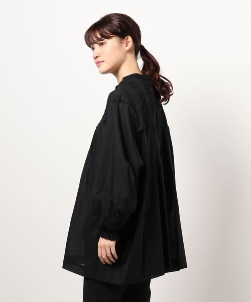 CAPRICIEUX LE'MAGE(カプリシューレマージュ)の「シャーリングVカットシャツ(シャツ/ブラウス・レディース・ブルー/ブラック/ホワイト・FREE)」の4枚目の写真