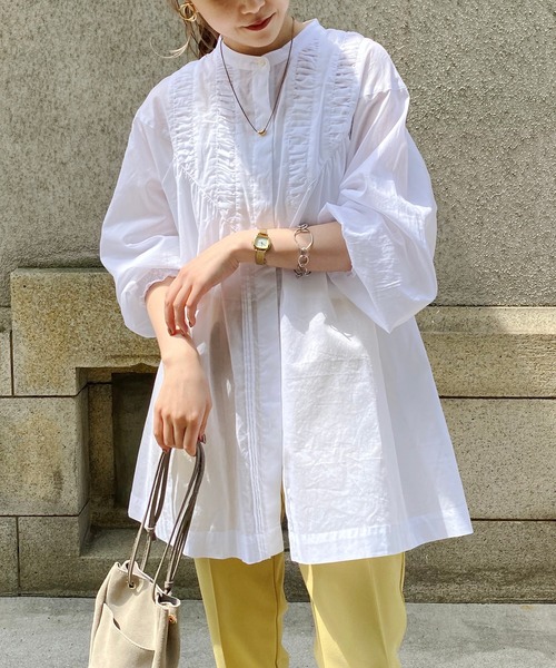 CAPRICIEUX LE'MAGE(カプリシューレマージュ)の「シャーリングVカットシャツ(シャツ/ブラウス・レディース・ブルー/ブラック/ホワイト・FREE)」の1枚目の写真