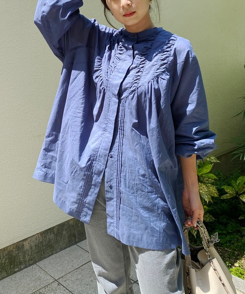 CAPRICIEUX LE'MAGE(カプリシューレマージュ)の「シャーリングVカットシャツ(シャツ/ブラウス・レディース・ブルー/ブラック/ホワイト・FREE)」の3枚目の写真