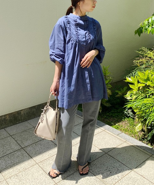 CAPRICIEUX LE'MAGE(カプリシューレマージュ)の「シャーリングVカットシャツ(シャツ/ブラウス・レディース・ブルー/ブラック/ホワイト・FREE)」の13枚目の写真