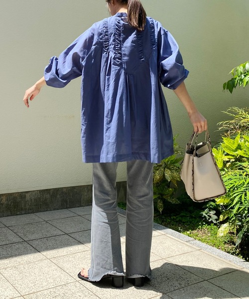 CAPRICIEUX LE'MAGE(カプリシューレマージュ)の「シャーリングVカットシャツ(シャツ/ブラウス・レディース・ブルー/ブラック/ホワイト・FREE)」の14枚目の写真