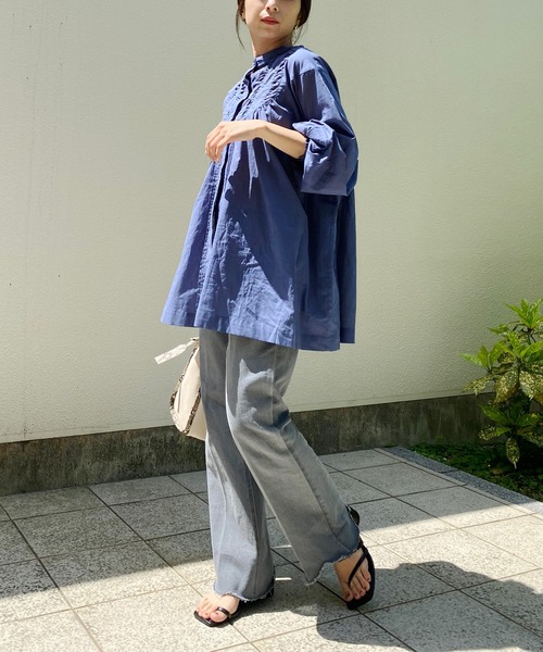 CAPRICIEUX LE'MAGE(カプリシューレマージュ)の「シャーリングVカットシャツ(シャツ/ブラウス・レディース・ブルー/ブラック/ホワイト・FREE)」の15枚目の写真