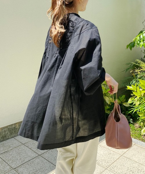 CAPRICIEUX LE'MAGE(カプリシューレマージュ)の「シャーリングVカットシャツ(シャツ/ブラウス・レディース・ブルー/ブラック/ホワイト・FREE)」の18枚目の写真