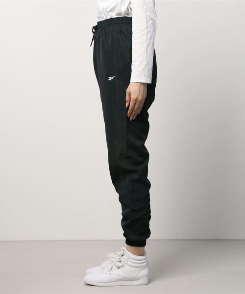 Reebok（リーボック）の「ワークアウト レディー ウーブン ジョガー / Workout Ready Woven Joggers（スウェットパンツ・レディース・ブラック・SMALL/MEDIUM/LARGE/X-LARGE/XX-LARGE/X-SMALL）」の2枚目の写真