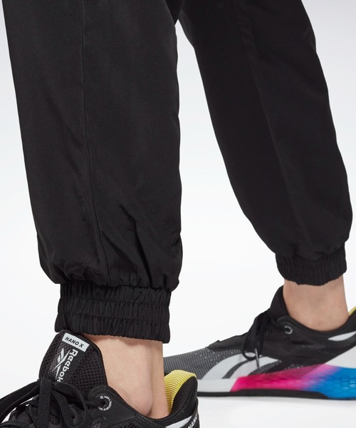 Reebok（リーボック）の「ワークアウト レディー ウーブン ジョガー / Workout Ready Woven Joggers（スウェットパンツ・レディース・ブラック・SMALL/MEDIUM/LARGE/X-LARGE/XX-LARGE/X-SMALL）」の5枚目の写真