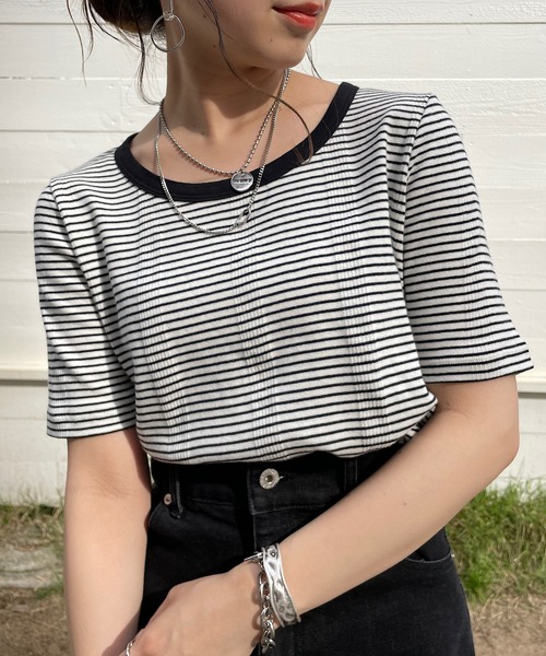 Chico（チコ）の「【新色追加】ボーダー配色チビT（Tシャツ/カットソー・レディース・ホワイト/グリーン/ピンク/ブラック/グリーン系その他/ブラウン/アイボリー/ブラック系その他・FREE）」の2枚目の写真