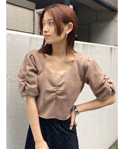 EMODA（エモダ）の「フロントギャザーショートトップ（Tシャツ/カットソー・レディース・カーキ/ブラック/ブラウン/グレー・FREE）」の4枚目の写真