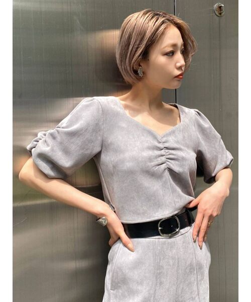 EMODA（エモダ）の「フロントギャザーショートトップ（Tシャツ/カットソー・レディース・カーキ/ブラック/ブラウン/グレー・FREE）」の3枚目の写真