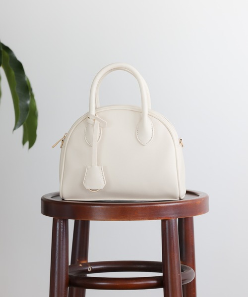 mysty woman(ミスティウーマン)の「キーチェーン付きボストンバッグ 956602(ボストンバッグ・レディース・アイボリー/ブラック/ライトベージュ・FREE)」の2枚目の写真