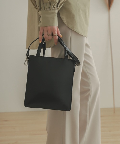 SENSE OF PLACE by URBAN RESEARCH（センスオブプレイスバイアーバンリサーチ）の「2WAYスクエアミニトートバッグ（ショルダーバッグ・レディース・ブラック/ベージュ/カーキ・ONE）」の2枚目の写真