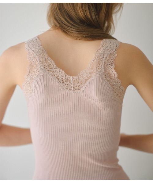 PEACH JOHN（ピーチジョン）の「【綿100％／肌に優しいオーガニックコットン。パッド付きできれいなバストライン】オーガニックコットンリブパデットタンク（タンクトップ・レディース・ブラック/アイボリー/ヘザーグレー/ミント/ピンクベージュ/ブルーグレー/ラベンダー/ダークラベンダー/ライトブルー/ブラウン/スモークピンク/グレー・S/M/M/L）」の21枚目の写真