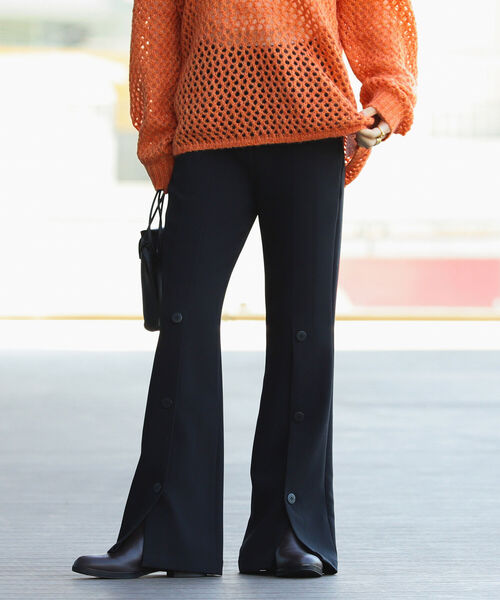 Ray BEAMS(レイビームス)の「Ray BEAMS / フロントボタン フレア パンツ(その他パンツ・レディース・ブルー/オレンジ/ブラック・1/0)」の5枚目の写真