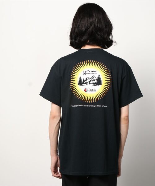 MANASTASH（マナスタッシュ）の「MANASTASH/マナスタッシュ　PERFECT IN NATURE TEE for CAMP and CABINS キャンプ＆キャビンズ 那須高原 キャンプ場（Tシャツ/カットソー・メンズ・ホワイト/ブラック・MEDIUM/LARGE/X-LARGE）」の2枚目の写真