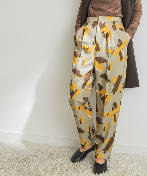 URBAN RESEARCH（アーバンリサーチ）の「ブラッシュプリントウエストタックパンツ（その他パンツ・レディース・ブラック/ライトカーキ・38/36）」の10枚目の写真