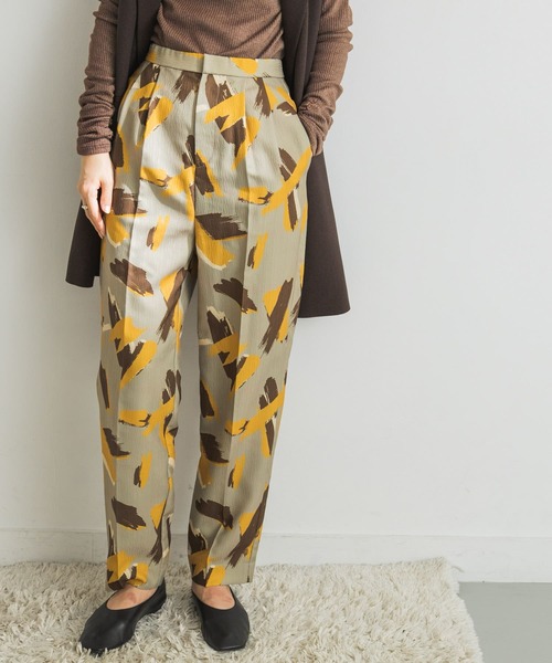 URBAN RESEARCH（アーバンリサーチ）の「ブラッシュプリントウエストタックパンツ（その他パンツ・レディース・ブラック/ライトカーキ・38/36）」の4枚目の写真