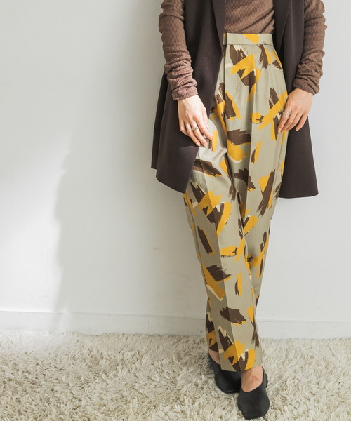 URBAN RESEARCH（アーバンリサーチ）の「ブラッシュプリントウエストタックパンツ（その他パンツ・レディース・ブラック/ライトカーキ・38/36）」の3枚目の写真