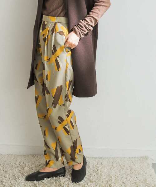 URBAN RESEARCH（アーバンリサーチ）の「ブラッシュプリントウエストタックパンツ（その他パンツ・レディース・ブラック/ライトカーキ・38/36）」の6枚目の写真