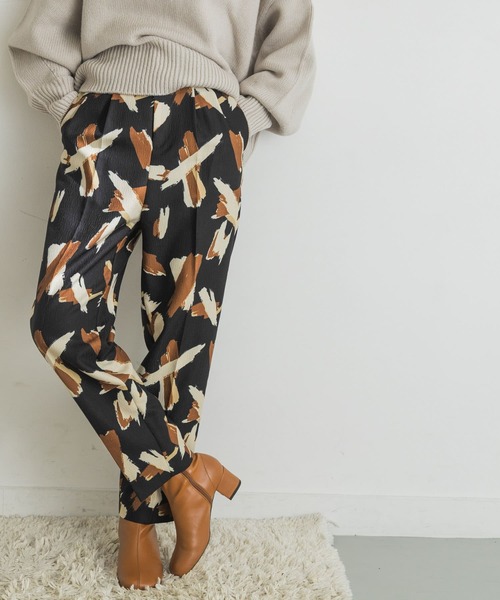 URBAN RESEARCH（アーバンリサーチ）の「ブラッシュプリントウエストタックパンツ（その他パンツ・レディース・ブラック/ライトカーキ・38/36）」の7枚目の写真