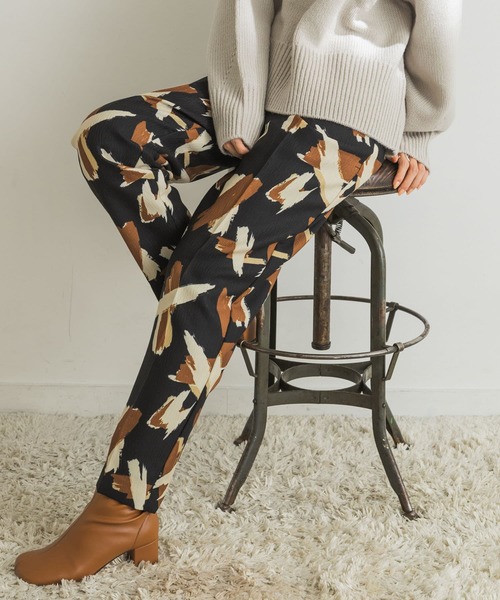 URBAN RESEARCH（アーバンリサーチ）の「ブラッシュプリントウエストタックパンツ（その他パンツ・レディース・ブラック/ライトカーキ・38/36）」の13枚目の写真