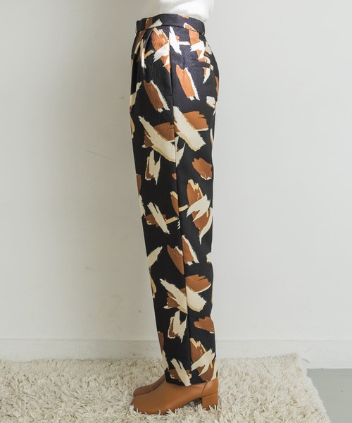 URBAN RESEARCH（アーバンリサーチ）の「ブラッシュプリントウエストタックパンツ（その他パンツ・レディース・ブラック/ライトカーキ・38/36）」の18枚目の写真