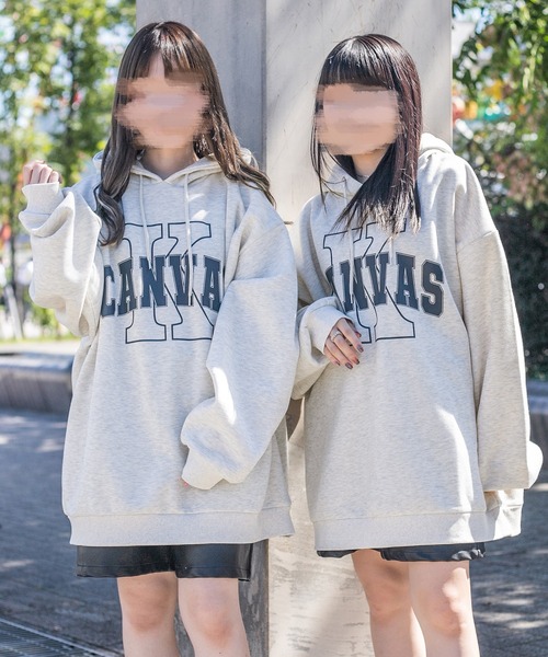 PairPair（ペアペア）の「裏起毛カレッジロゴフーディー(ユニセックス)（パーカー・レディース・グレイッシュブルー/スミクロ/オートミール・FREE）」の2枚目の写真