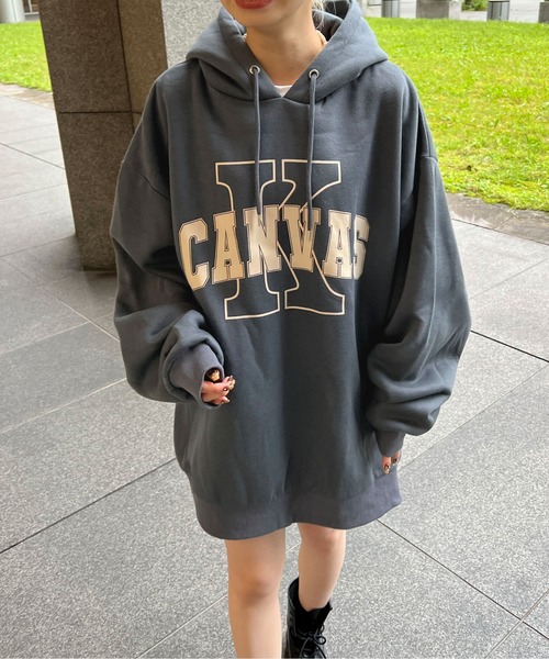 PairPair（ペアペア）の「裏起毛カレッジロゴフーディー(ユニセックス)（パーカー・レディース・グレイッシュブルー/スミクロ/オートミール・FREE）」の3枚目の写真