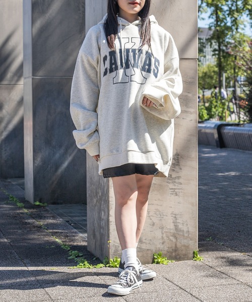 PairPair（ペアペア）の「裏起毛カレッジロゴフーディー(ユニセックス)（パーカー・レディース・グレイッシュブルー/スミクロ/オートミール・FREE）」の13枚目の写真