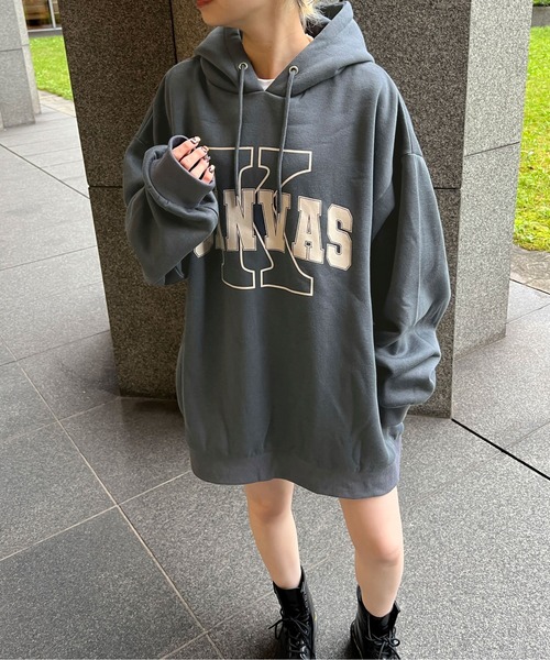 PairPair（ペアペア）の「裏起毛カレッジロゴフーディー(ユニセックス)（パーカー・レディース・グレイッシュブルー/スミクロ/オートミール・FREE）」の6枚目の写真