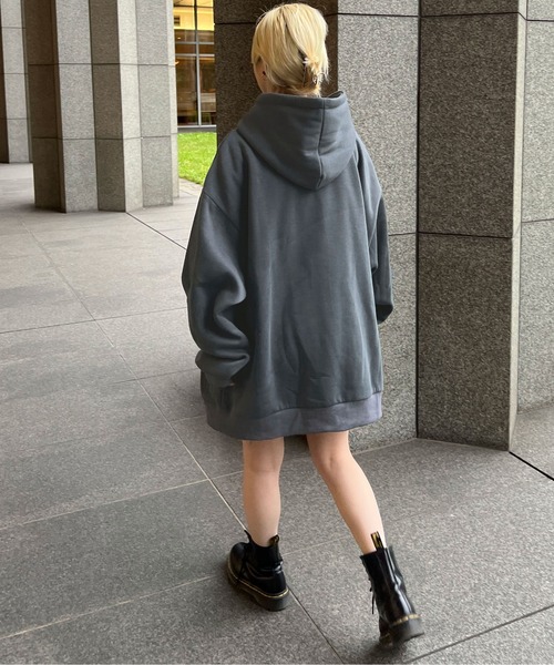 PairPair（ペアペア）の「裏起毛カレッジロゴフーディー(ユニセックス)（パーカー・レディース・グレイッシュブルー/スミクロ/オートミール・FREE）」の8枚目の写真