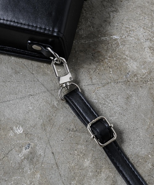 ADAMASTE（アダマスト）の「シンセティックレザーショルダーバッグ（ショルダーバッグ・メンズ・ブラック・FREE）」の10枚目の写真