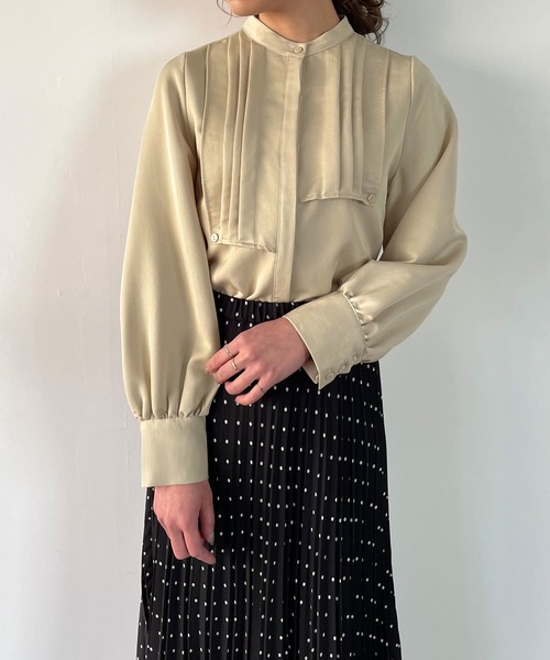 JUNOAH（ジュノア）の「アシンメトリーケープブラウス（シャツ/ブラウス・レディース・ホワイト/テラコッタ/ベージュ/ネイビー/ブラック/カーキ/ブルー/グリーン・X-LARGE/LARGE/MEDIUM）」の4枚目の写真