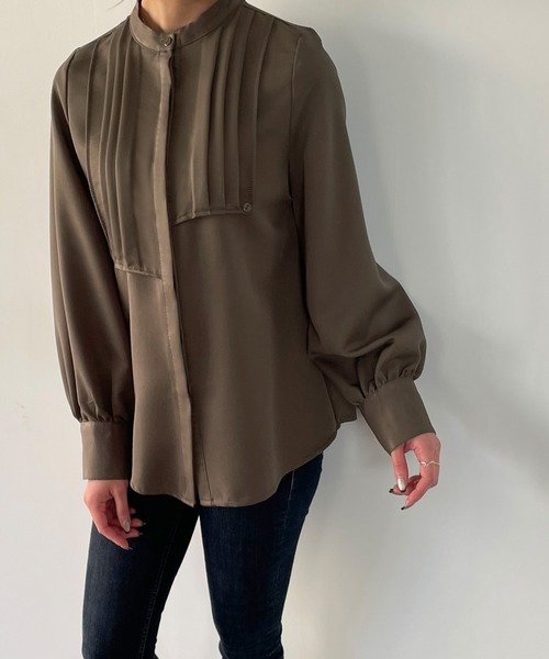 JUNOAH（ジュノア）の「アシンメトリーケープブラウス（シャツ/ブラウス・レディース・ホワイト/テラコッタ/ベージュ/ネイビー/ブラック/カーキ/ブルー/グリーン・X-LARGE/LARGE/MEDIUM）」の5枚目の写真