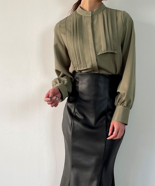 JUNOAH（ジュノア）の「アシンメトリーケープブラウス（シャツ/ブラウス・レディース・ホワイト/テラコッタ/ベージュ/ネイビー/ブラック/カーキ/ブルー/グリーン・X-LARGE/LARGE/MEDIUM）」の6枚目の写真