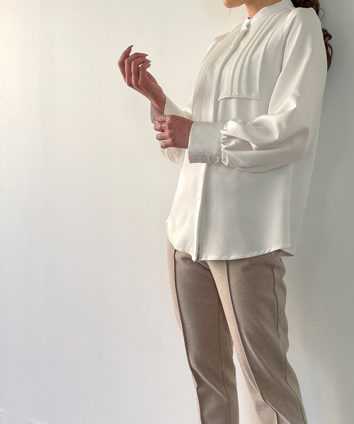 JUNOAH（ジュノア）の「アシンメトリーケープブラウス（シャツ/ブラウス・レディース・ホワイト/テラコッタ/ベージュ/ネイビー/ブラック/カーキ/ブルー/グリーン・X-LARGE/LARGE/MEDIUM）」の9枚目の写真