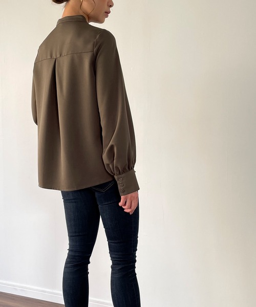 JUNOAH（ジュノア）の「アシンメトリーケープブラウス（シャツ/ブラウス・レディース・ホワイト/テラコッタ/ベージュ/ネイビー/ブラック/カーキ/ブルー/グリーン・X-LARGE/LARGE/MEDIUM）」の14枚目の写真