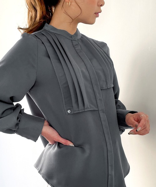 JUNOAH（ジュノア）の「アシンメトリーケープブラウス（シャツ/ブラウス・レディース・ホワイト/テラコッタ/ベージュ/ネイビー/ブラック/カーキ/ブルー/グリーン・X-LARGE/LARGE/MEDIUM）」の15枚目の写真