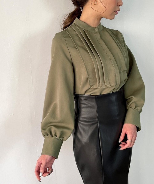 JUNOAH（ジュノア）の「アシンメトリーケープブラウス（シャツ/ブラウス・レディース・ホワイト/テラコッタ/ベージュ/ネイビー/ブラック/カーキ/ブルー/グリーン・X-LARGE/LARGE/MEDIUM）」の22枚目の写真