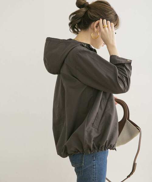 URBAN RESEARCH（アーバンリサーチ）の「グログランナイロンミディ丈パーカー（ブルゾン・レディース・チャコールグレー/キャメル・FREE）」の5枚目の写真