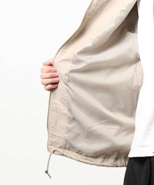 RODEO CROWNS WIDE BOWL（ロデオクラウンズワイドボウル）の「フーデット コーチジャケット（ナイロンジャケット・メンズ・ブラック/グリーン/ベージュ・MEDIUM/LARGE）」の5枚目の写真