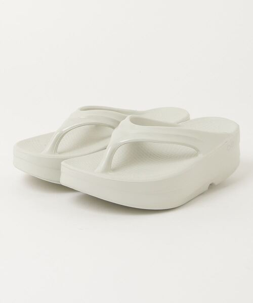 OOFOS(ウーフォス)の「OOFOS/ウーフォス レディース サンダル 厚底 リカバリー OOMEGA ウーメガ(23~25㎝展開) 2000440141242/2000440102222/2000440050211/200044000321(サンダル・レディース・ブラック/ホワイト/グレー/グレー系その他・25.0cm/24.0cm/23.0cm)」の4枚目の写真