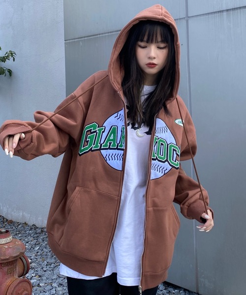 ARULE（アルール）の「A'GEM/9 × .kom『ARULE/アルール』アーチロゴ ベースボール グラフィック ジップアップパーカー（パーカー・レディース・ブラック/ブラウン/グリーン・L/M）」の3枚目の写真