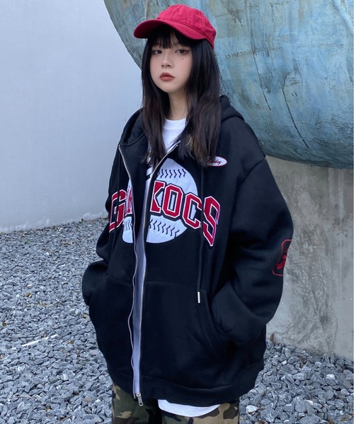 ARULE（アルール）の「A'GEM/9 × .kom『ARULE/アルール』アーチロゴ ベースボール グラフィック ジップアップパーカー（パーカー・レディース・ブラック/ブラウン/グリーン・L/M）」の2枚目の写真