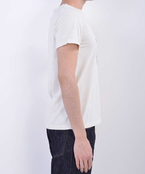 REMI RELIEF(レミレリーフ)の「REMI RELIEF(レミレリーフ)プリントT(Tシャツ/カットソー・メンズ・アイボリー・MEDIUM/LARGE)」の3枚目の写真